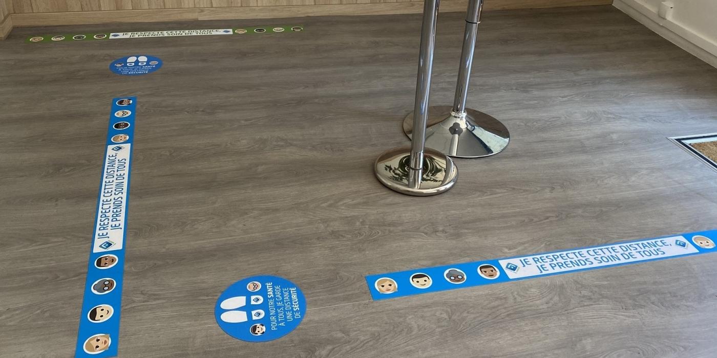 Marquage au sol à l'accueil de la direction de proximité de Clichy : des stickers pour marquer les distances