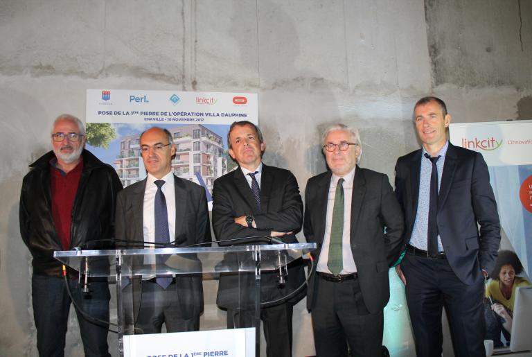 Gilles Cosquer, architecte, Loïc Madeline, DG adjoint de Linkecity IDF, Thomas de Saint Léger, DG de PERL, Jean-Jacques Guillet, maire de Chaville et Damien Vanoverschelde, DG de Hauts-de-Seine Habitat