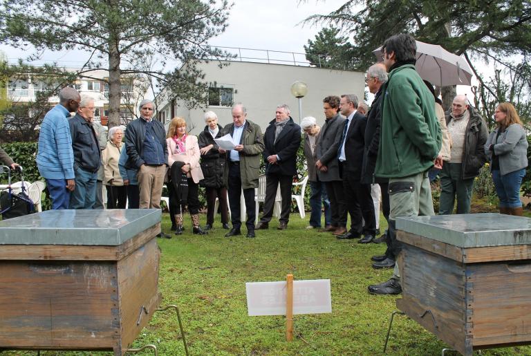 Inauguration de ruches à la résidence seniors André Chénier