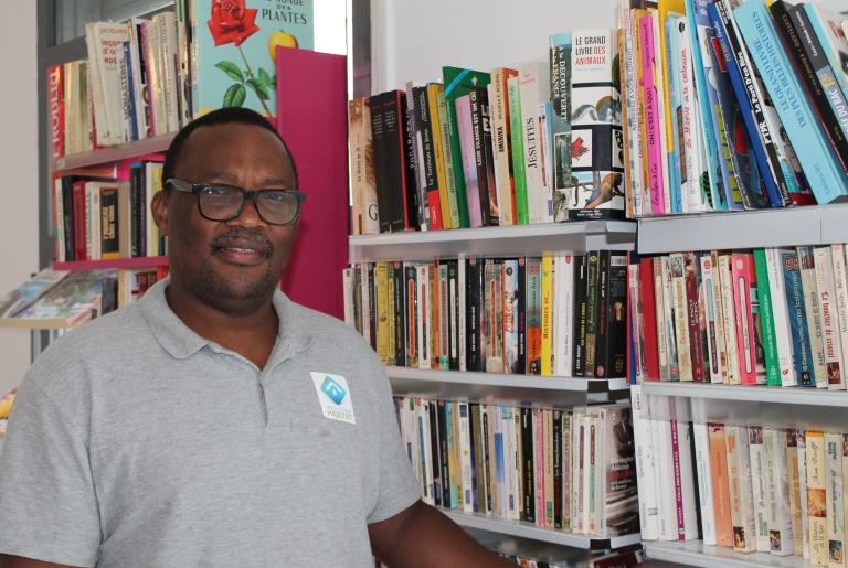 Une bibliothèque dans la loge du Gardien de Hauts-de-Seine Habitat à Clichy