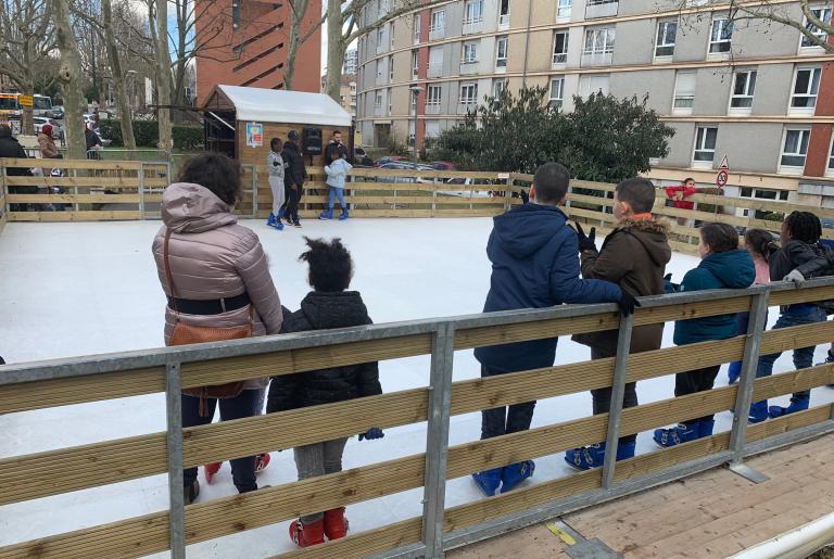 La patinoire éphémère a été installée sur le site de l’Abbé Grégoire à Bagneux 