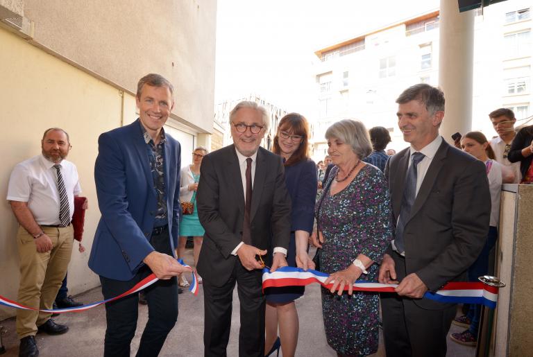 Jean-Jacques GUILLET maire de Chaville, Florence BOSSET présidente de l’APEI de Sèvres, Chaville, Ville d’Avray et Damien VANOVERSCHELDE directeur général de Hauts-de-Seine Habitat à l'inauguration de La Maison aux lierres.