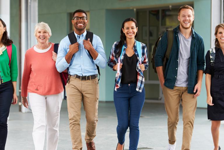 six personne qui marche avec le sourire, surement pour la rentrée