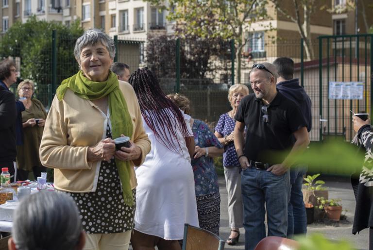 Café des locataires, impulsé par la gardienne Mme Bedy - Photo : Christophe Bertolin IP3 Press