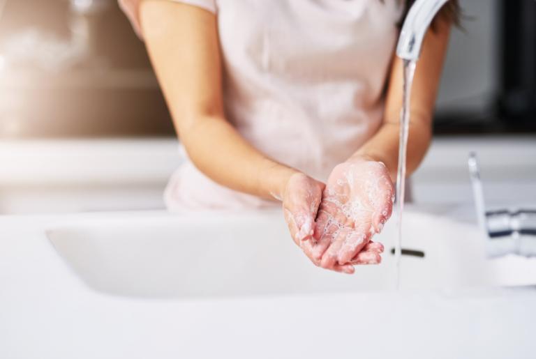 Image Getty, femme en train de se laver les mains
