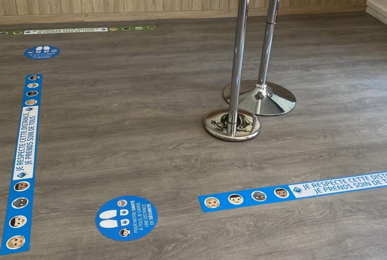 Marquage au sol à l'accueil de la direction de proximité de Clichy : des stickers pour marquer les distances