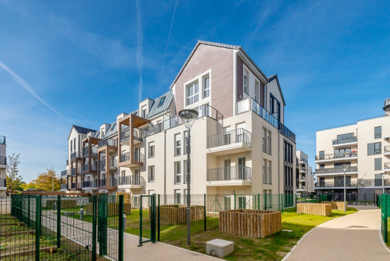 10 rue Claude Bernard à Maurepas, vue d'ensemble de la résidence, ciel bleu, espace vert devant la résidence, hoto Adeline Bommart