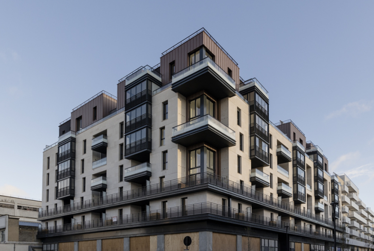 vue d'angle du bâtiment, photo par l'agence IP3 Press, Marlène Awaad