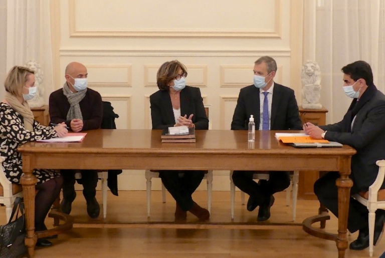 Jeanne Bécard et Damien Vanoverschelde, signant un accord d'autorisation  de fonctionnement de la Résidence « Les Tilleuls ».