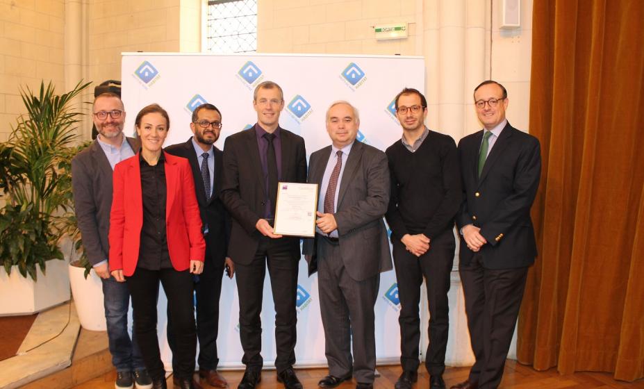 Remise officielle de la certification AFNOR par Thierry GEOFFROY en présence de Damien VANOVERSCHELDE, d'Alban de LOISY, du service des marchés publics, du service qualité