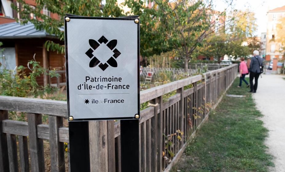 Plan rapproché des jardins des Longs Réages, avec la plaque 