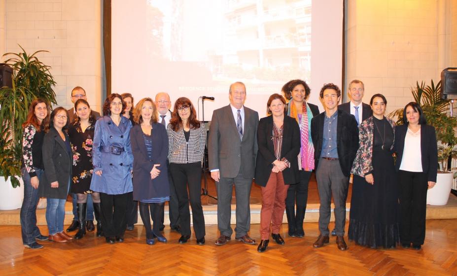 Le président Christian Dupuy, Damien Vanoverschelde, directeur général, Marie-Laure Godin, vice-présidente du Conseil départemental et l’équipe de la Direction des résidences seniors