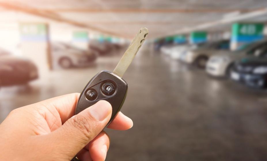 Clé de voiture dans parc de stationnement