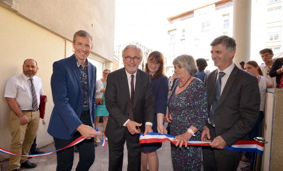 Jean-Jacques GUILLET maire de Chaville, Florence BOSSET présidente de l’APEI de Sèvres, Chaville, Ville d’Avray et Damien VANOVERSCHELDE directeur général de Hauts-de-Seine Habitat à l'inauguration de La Maison aux lierres. (Crédit photo Adeline Bommart)