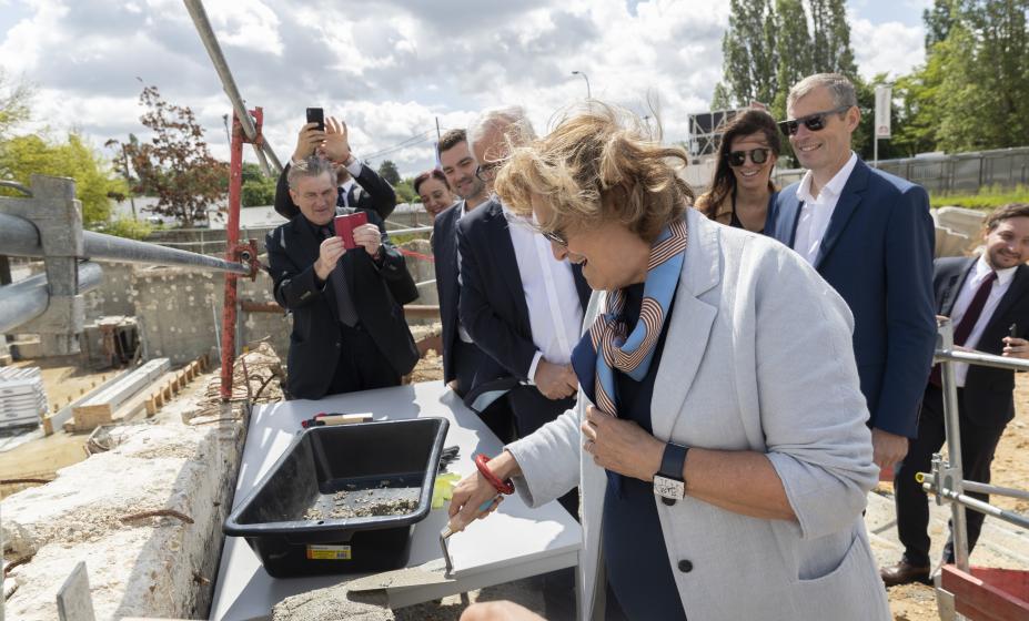 Mme KOLLMANNSBERGER, la maire de Plaisir et M. VANOVERSCHELDE, directeur général de Hauts-de-Seine Habitats posant la première pierre du projet Villa Verde. (©Christophe Bertolin)