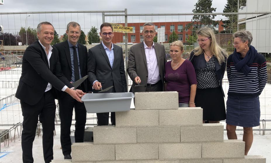 Photo du directeur général Damien Vanoverschelde et des officiels