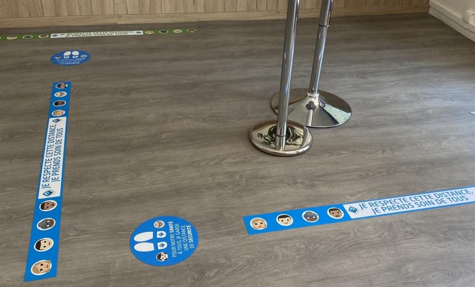 Marquage au sol à l'accueil de la direction de proximité de Clichy : des stickers pour marquer les distances