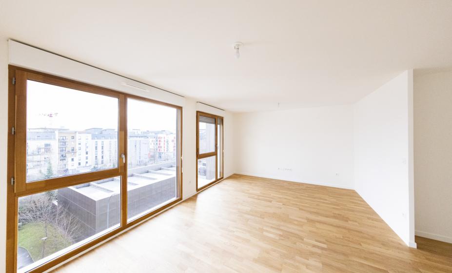 Photo Christophe Bertolin IP3 Press, exemple d'intérieur d'un appartement lumineux (large baie vitrée, parquet en bois couleur miel au sol, murs blancs)