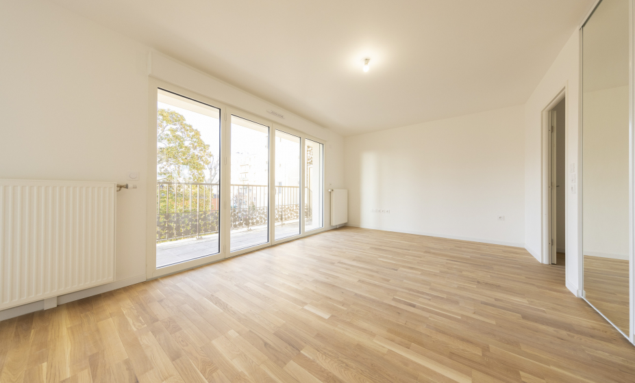 Photo du séjour d'un appartement lumineux (parquet au sol, grande porte fenêtre) : photo Christophe Bertolin, agence IP3 Press