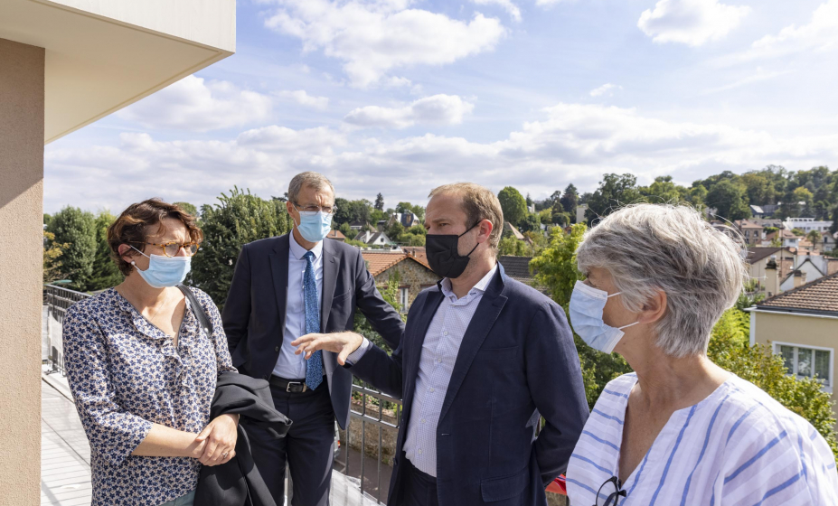 Photo du directeur général, de la maire et de la conseillère sur une grande loggia - Photo par Christophe Bertolin, agence IP3 Press