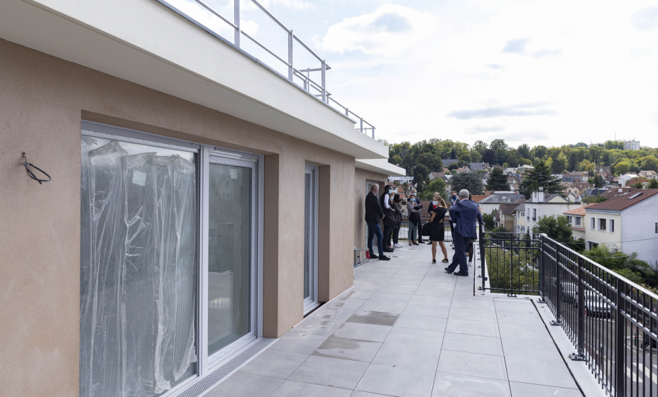 Photo de la grande loggia avec le groupe de personnes en fond d'image - Photo par Christophe Bertolin, agence IP3 Press