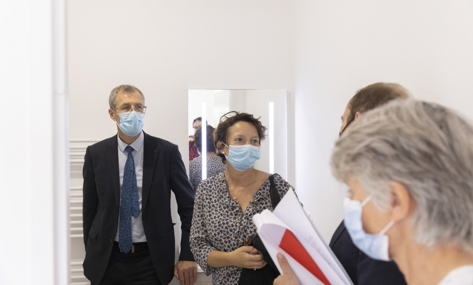 Photo du directeur général et de la maire dans le logement témoin, - Photo par Christophe Bertolin, agence IP3 Press