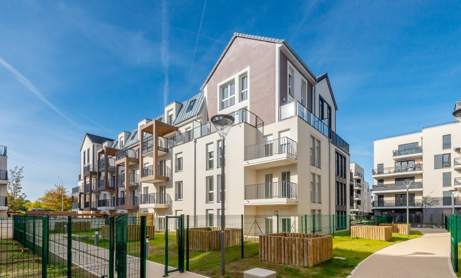 10 rue Claude Bernard à Maurepas, vue d'ensemble de la résidence, ciel bleu, espace vert devant la résidence, hoto Adeline Bommart