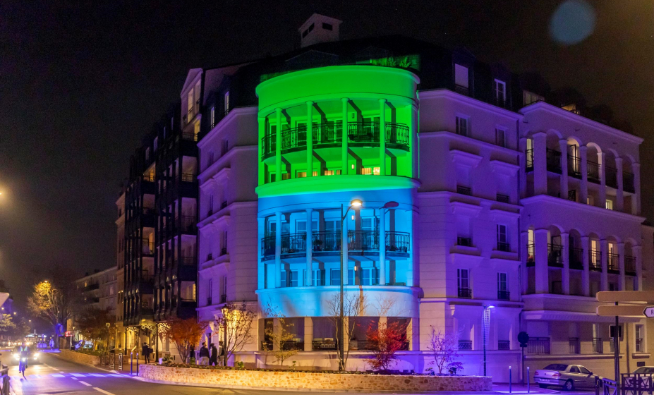 Villa Impériale, photo de la façade de nuit éclairée aux couleurs d'ICADE (vert, bleu et violet) - photo par l'agence IP3 Press