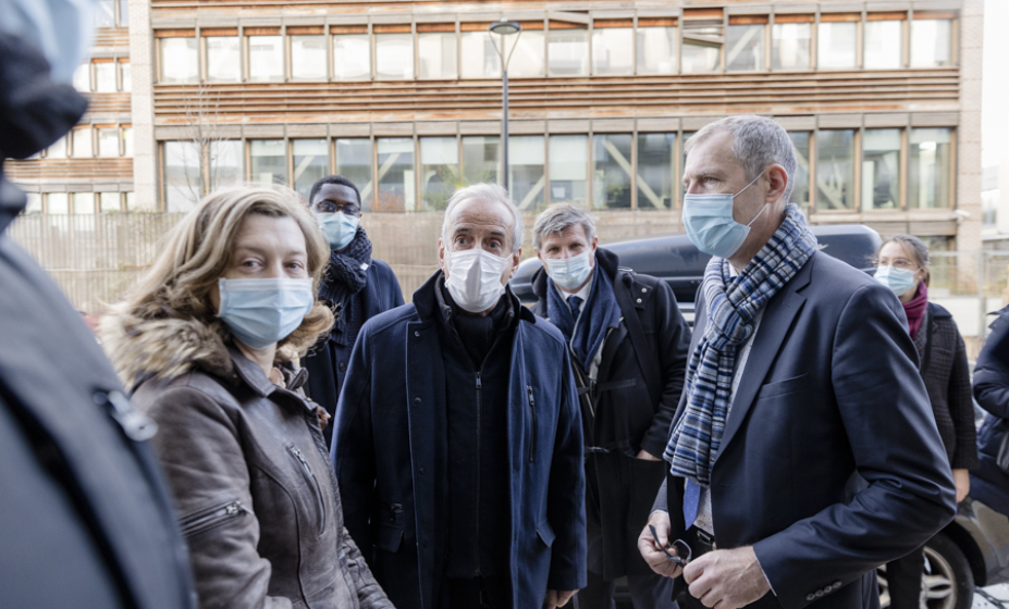 photo du maire et du directeur général à l'extérieur de l'immeuble, Photo par l'agence IP3 Press, Marlène Awaad