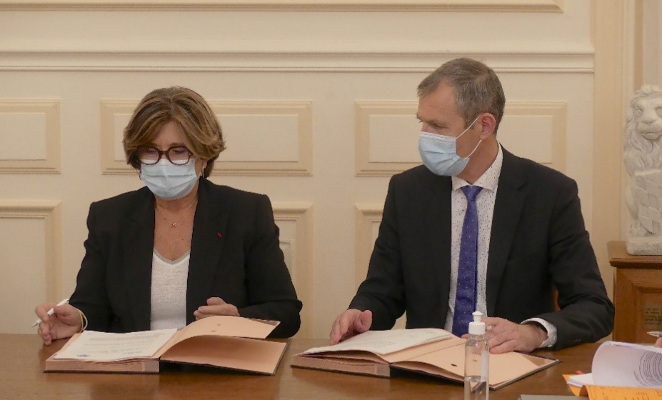 Jeanne Bécard et Damien Vanoverschelde, signant un accord d'autorisation  de fonctionnement de la Résidence « Les Tilleuls ».