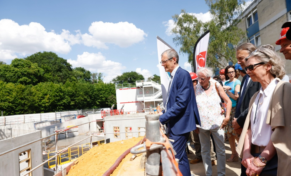 Pose de la première pierre de ce futur foyer