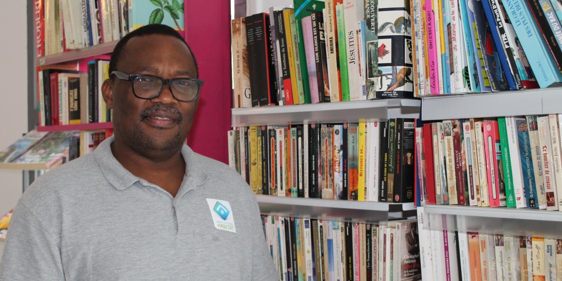 Une bibliothèque dans la loge du Gardien de Hauts-de-Seine Habitat à Clichy