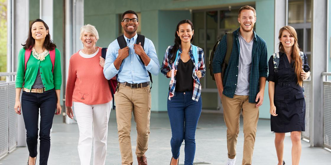 six personne qui marche avec le sourire, surement pour la rentrée