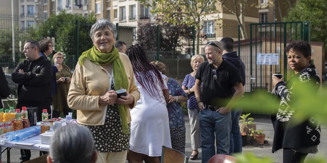 Café des locataires, impulsé par la gardienne Mme Bedy - Photo : Christophe Bertolin IP3 Press