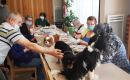 photo de l'atelier avec nos résidents et sur la table d'activités, les 3 cavaliers king charles