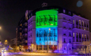 Villa Impériale, photo de la façade de nuit éclairée aux couleurs d'ICADE (vert, bleu et violet) - photo par l'agence IP3 Press